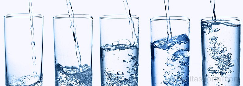 Víz töltése pohárba