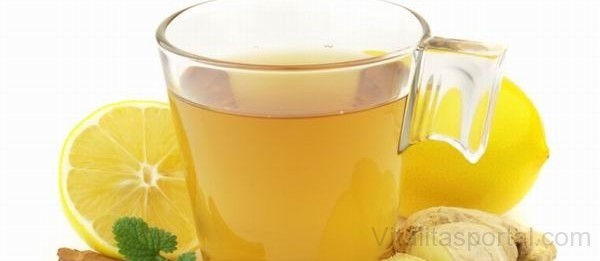 A citromlé hozzáadása fokozza a tea antioxidáns hatását.