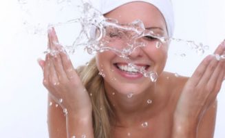 Fiatal lány mossa az arcát
