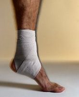 A lábközépi ízületi gyulladás a lábfej felső részét érinti, ahol kilenc apró csont viseli el a két lábon járás óriási terhelését.